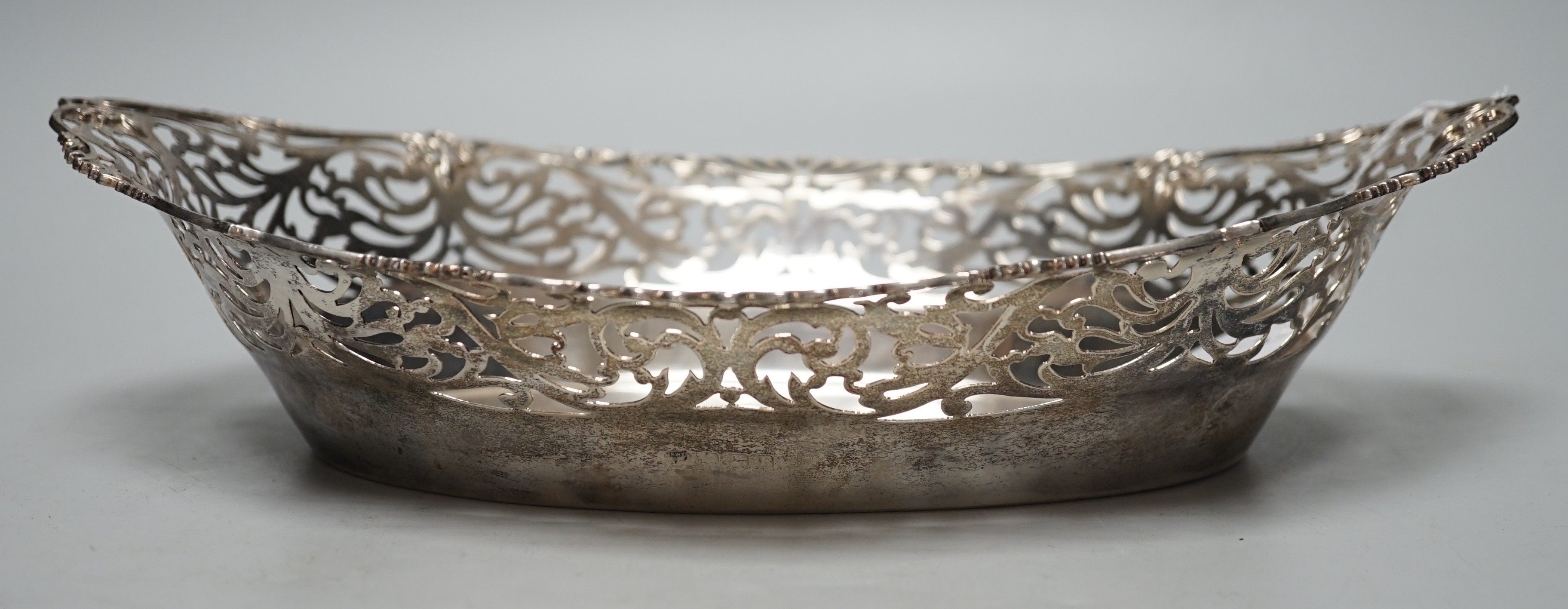 A George V silver oval pierced fruit bowl, by Mappin & Webb, Birmingham, 1929, 30.2cm, 12.4oz.